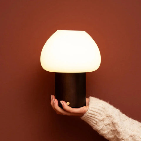 Lampe en bois Fynn marron foncé – Lumière rechargeable et à intensité variable