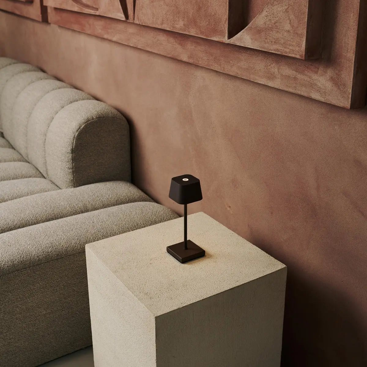 Sarphati Mini Mocha Brown Table sans fil lampe parfaite pour l'industrie hôtelière - rechargeable sans fil via la station de charge, lampe dimmable et 3 modes lumineux