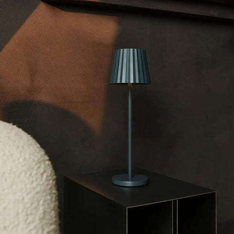 Lampe à table côtelée gris maya en fer en fer - lampe dimmable et 3 modes lumineux, rechargeable via la station de charge sans fil