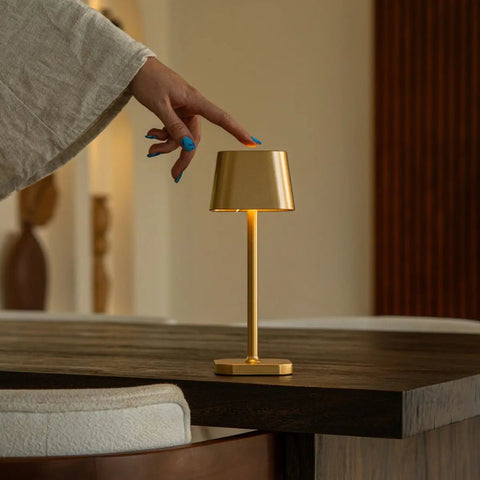 Lampe de table rechargeable Ava Or | Sans fil, variable et élégant