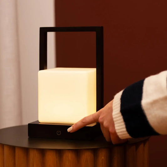 Lampe de table rechargeable en bois brun foncé noah avec verre et poignée en bois