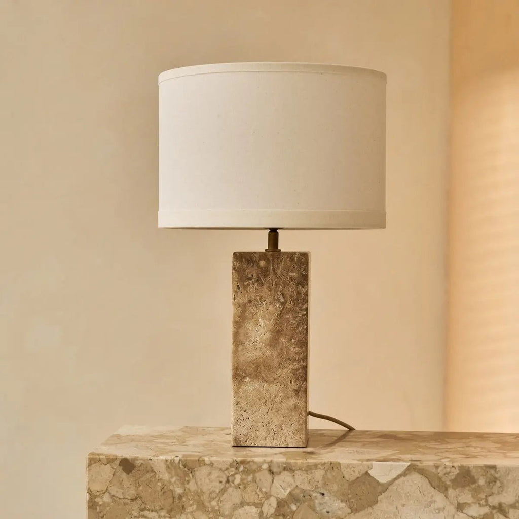 Lampe en travertin Rosie – Pierre naturelle élégante avec abat-jour en coton