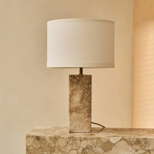 Lampe en travertin Rosie – Pierre naturelle élégante avec abat-jour en coton