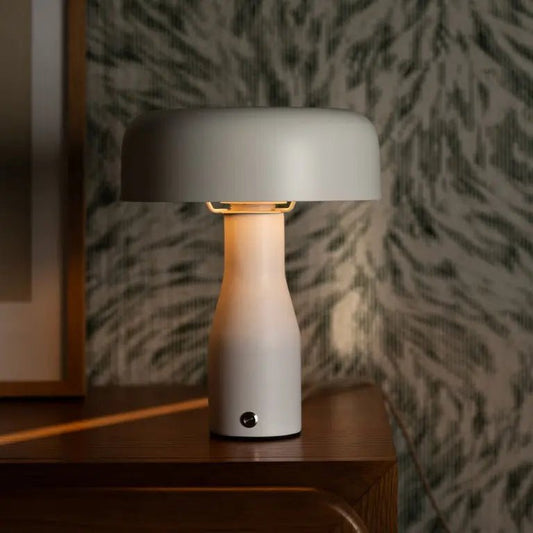 Lampe de table en métal blanc Jape – Design intemporel, lumière chaude et style élégant