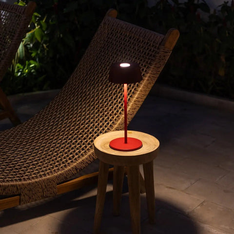 Lampe de table rechargeable en fer rouge Hugo Berry - Intensité variable, élégante et sans fil