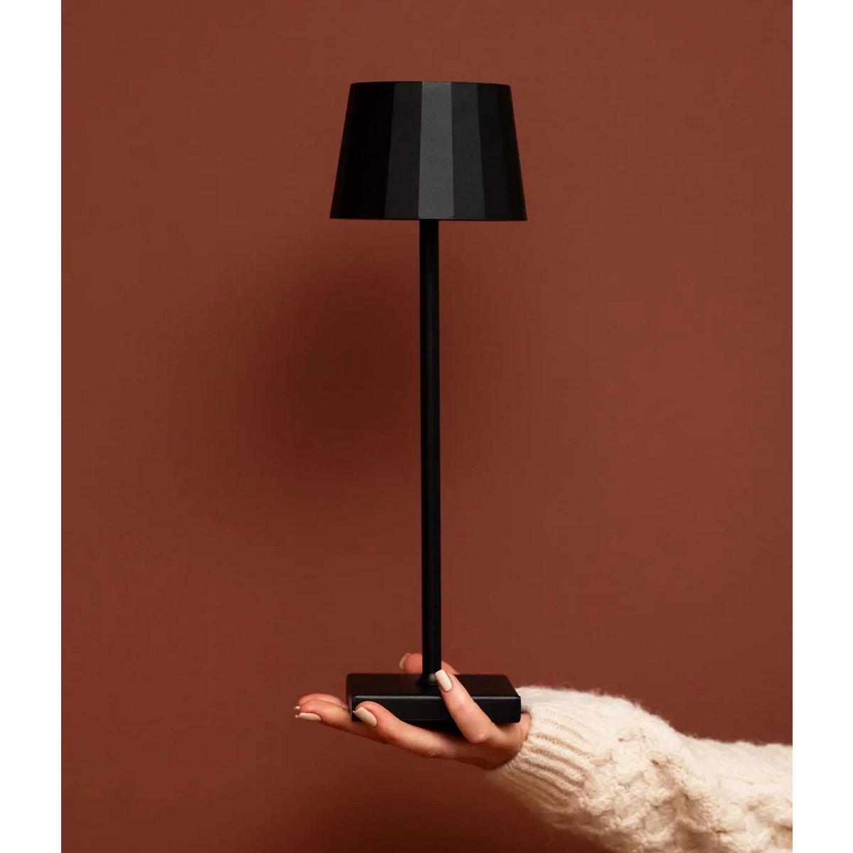 Lampe de table rechargeable en fer William Black – Batterie 120 heures, intensité variable, chargement USB-C