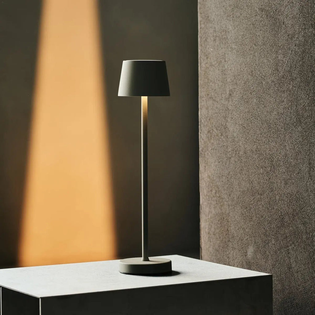 Vondel Mini Shadow Grey Grey Rechargeable et lampe sans fil parfaite pour l'industrie hôtelière - sans fil rechargeable via la station de charge