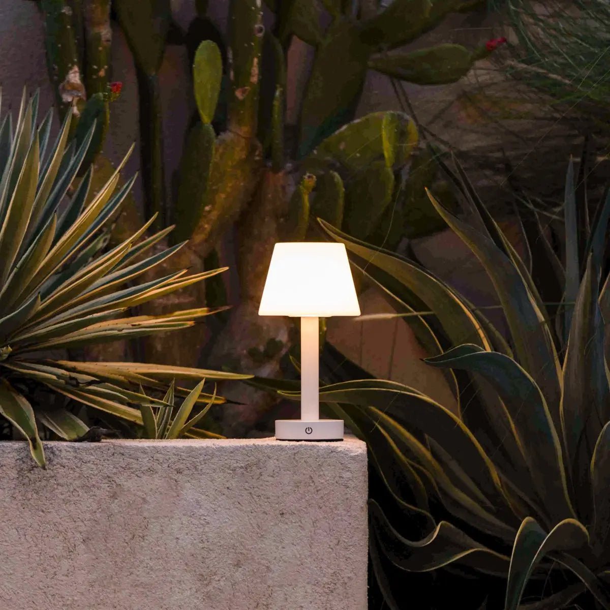 Lampe de table rechargeable en bois blanc Zoë | Sans fil, à intensité variable, USB-C, batterie de 80 heures