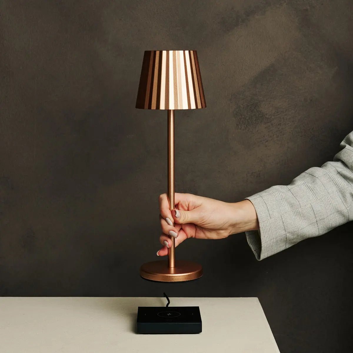 Lampe à table côtelée en cuivre maya en fer - lampe dimmable et 3 modes lumineux, rechargeable via la station de charge sans fil