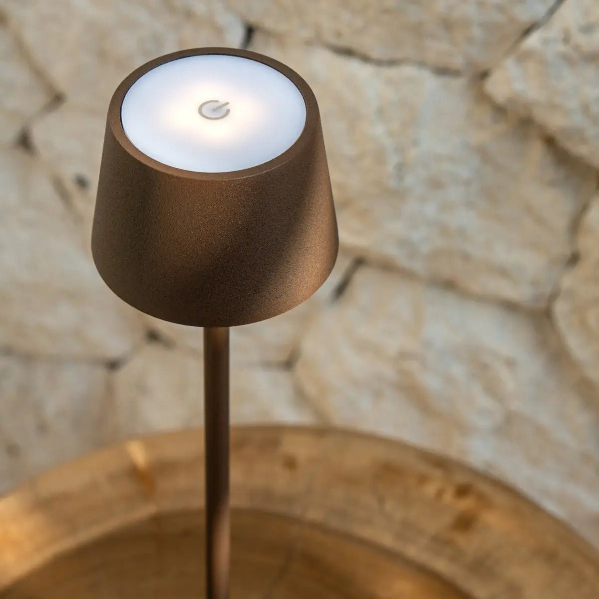 Vondel Mocha Brown Lampe rechargeable et sans fil parfaite pour l'industrie hôtelière - rechargeable sans fil via la station de charge