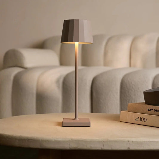 Lampe de table rechargeable en fer William Koala Brown – Intensité variable, chargement USB-C, autonomie de 120 heures