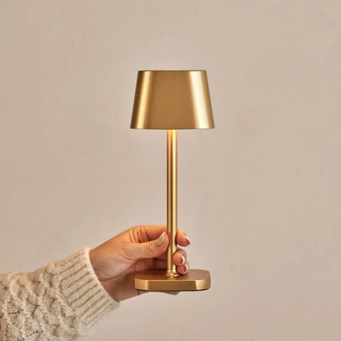 Lampe de table rechargeable Ava Or | Sans fil, variable et élégant
