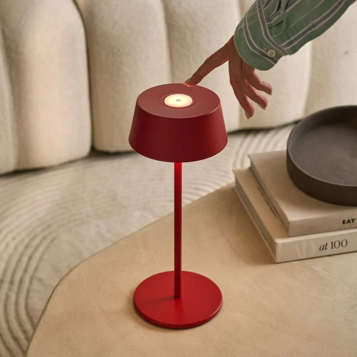 Lampe de table rechargeable en fer rouge Hugo Berry - Intensité variable, élégante et sans fil