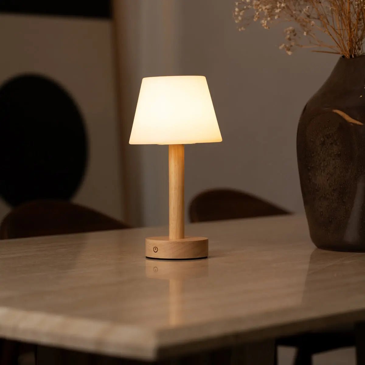 Lampe de table rechargeable en bois marron clair "Zoë" | Intensité variable, USB-C, batterie de 80 heures