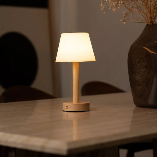 Lampe de table rechargeable en bois marron clair Zoë | Intensité variable, USB-C, batterie de 80 heures