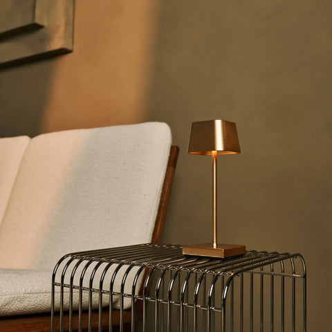 Combi set professionnel - 4 x Sarphati Mini Gold Rechargeable Table Lampes et 1 x Amstel Wireless Station de charge avec Qi-Technology et parfait pour les restaurants, l'hospitalité et les hôtels