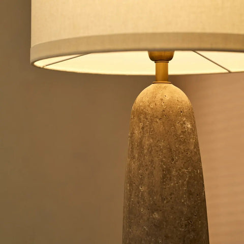 Lampe en travertin Isla avec abat-jour en coton – élégante et intemporelle