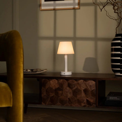 Lampe de table rechargeable en bois blanc Zoë | Sans fil, à intensité variable, USB-C, batterie de 80 heures