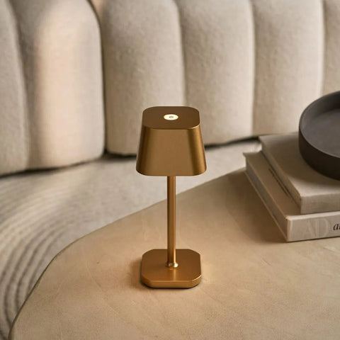 Lampe de table rechargeable Ava Or | Sans fil, variable et élégant