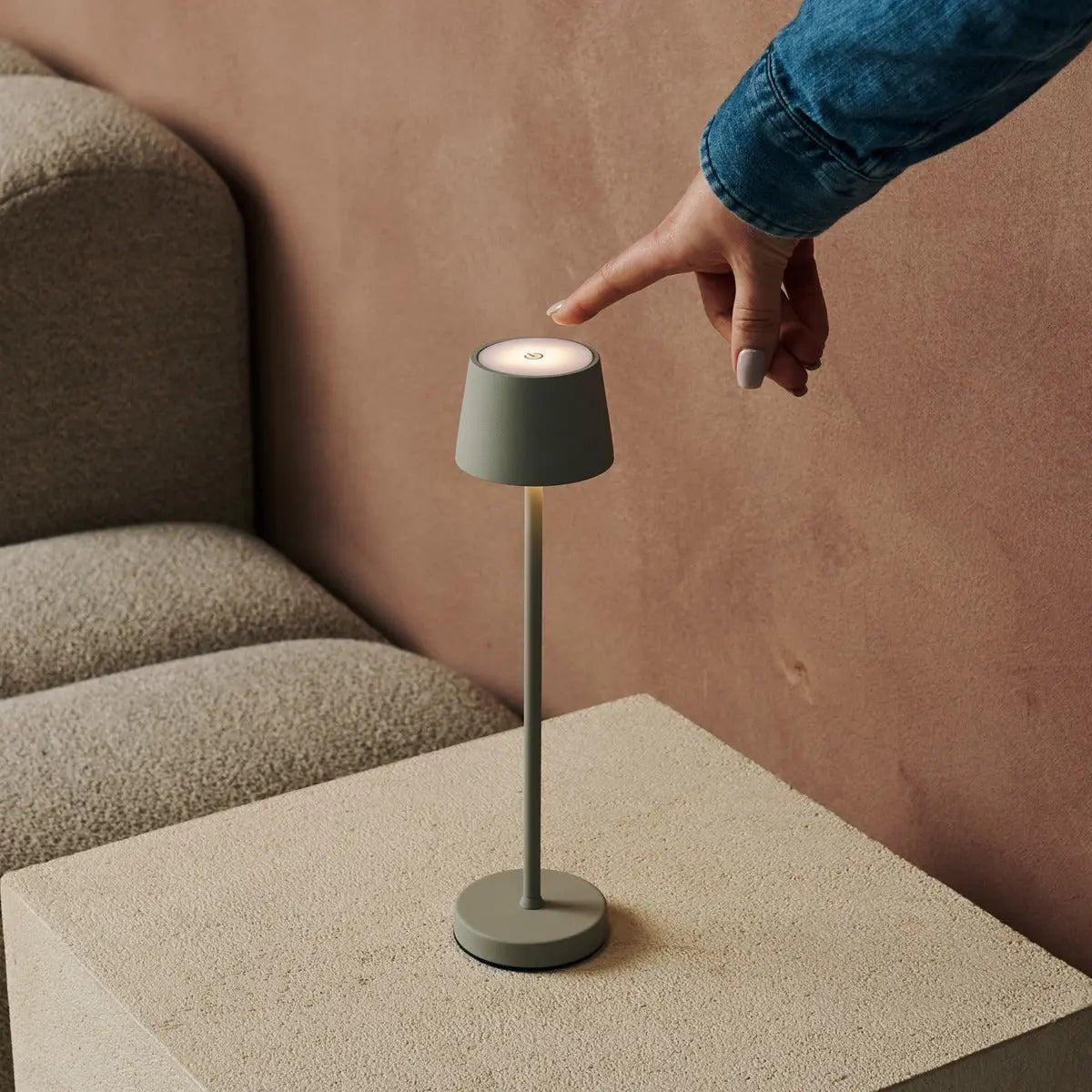 Combi Set Professional - 8 X Vondel Mini Shadow Grey Grey Rechargeable Table Lampes et 1 X Station centrale Station de charge sans fil avec Q1-Technology - Parfait pour les restaurants, l'hospitalité et les hôtels