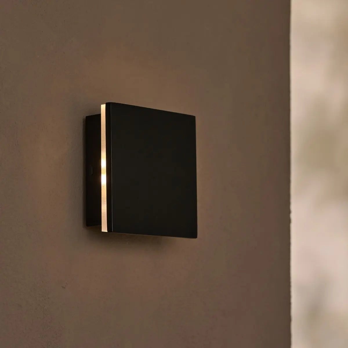 Applique murale sans fil noire Ligne | Conception rechargeable et variable