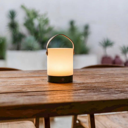 Lampe de table en bois rechargeable marron foncé Avery – sans fil et à intensité variable avec bracelet en cuir