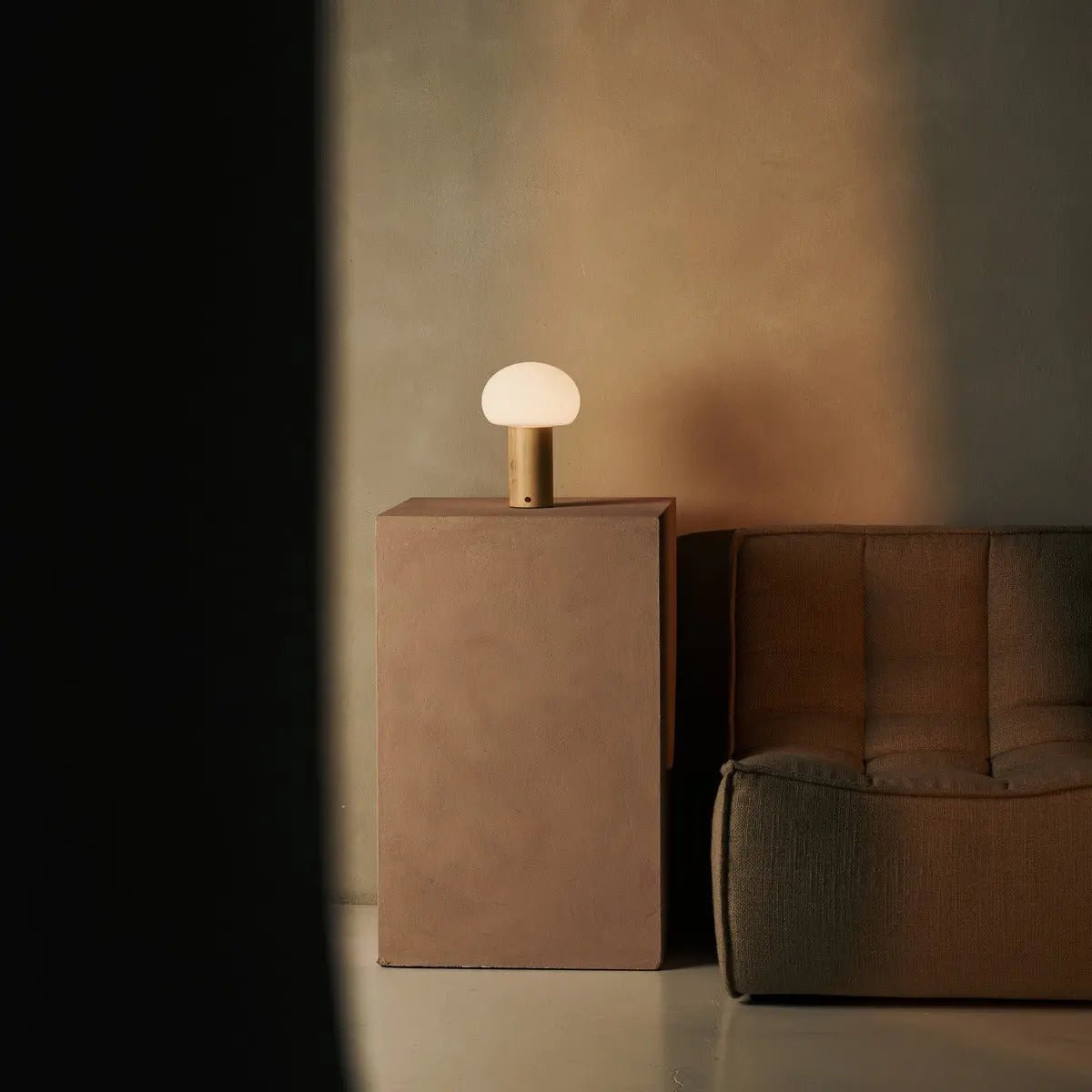 Lampe de table en bois marron clair avec verre et batterie rechargeable | Éclairage dimmable et polyvalent
