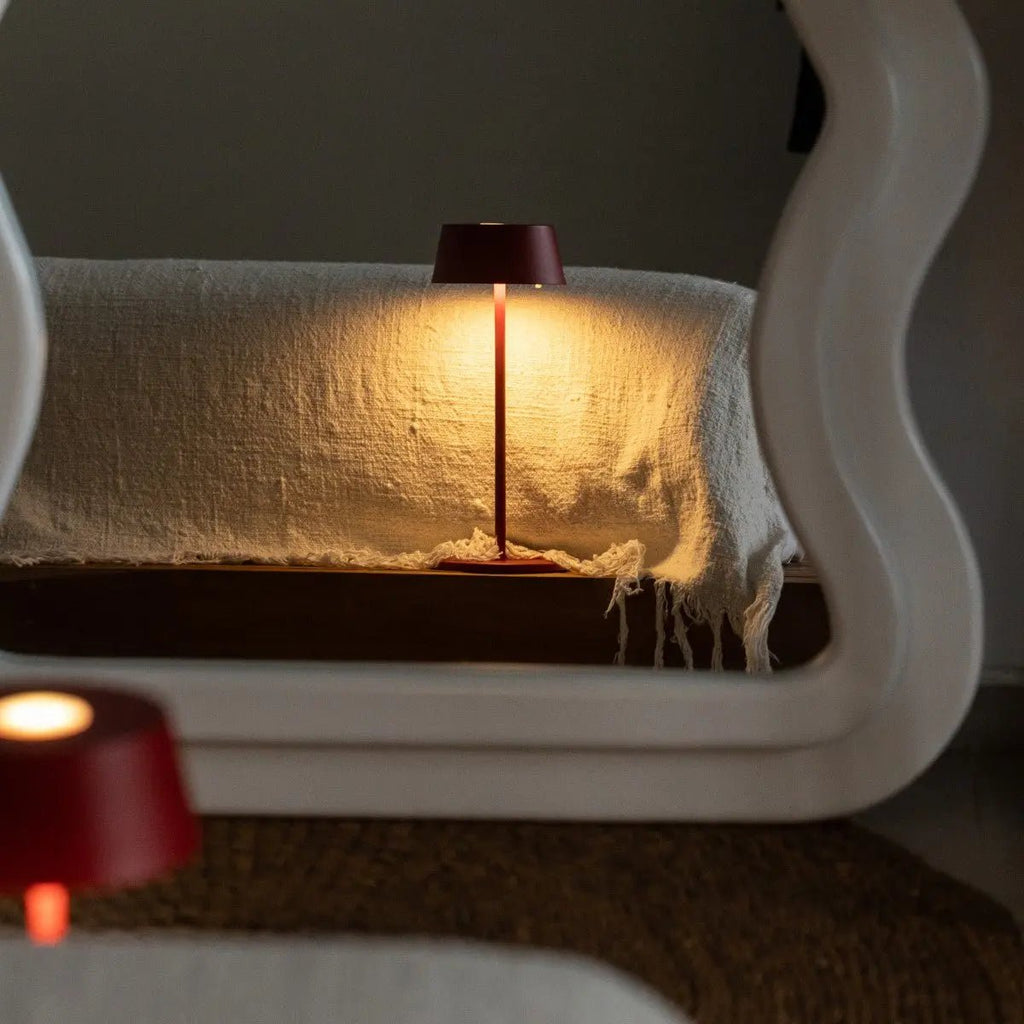 Lampe de table rechargeable en fer rouge Hugo Berry - Intensité variable, élégante et sans fil