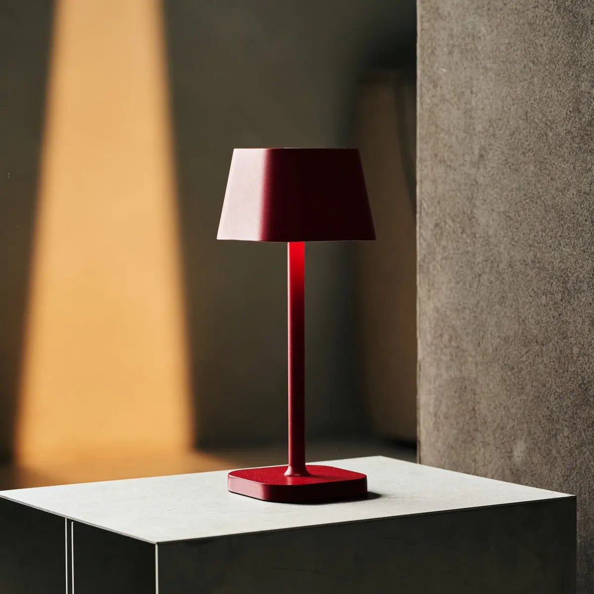 Lampe de table rechargeable Ava Berry Red | Lampe élégante et sans fil et dimmable