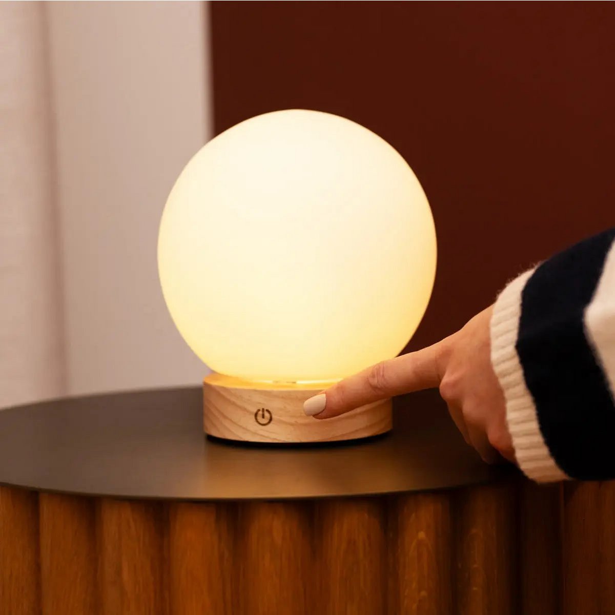 Lampe en bois brun clair avec une ampoule en verre - Light sans fil rechargeable et dimmable