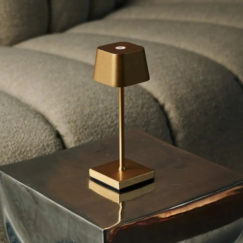 Combi Set Professional - 8 x Sarphati Mini Gold Rechargeable Table Lampes et 1 X Station centrale Station de charge sans fil avec Qi-Technology - Perfect pour les restaurants, l'hospitalité et les hôtels