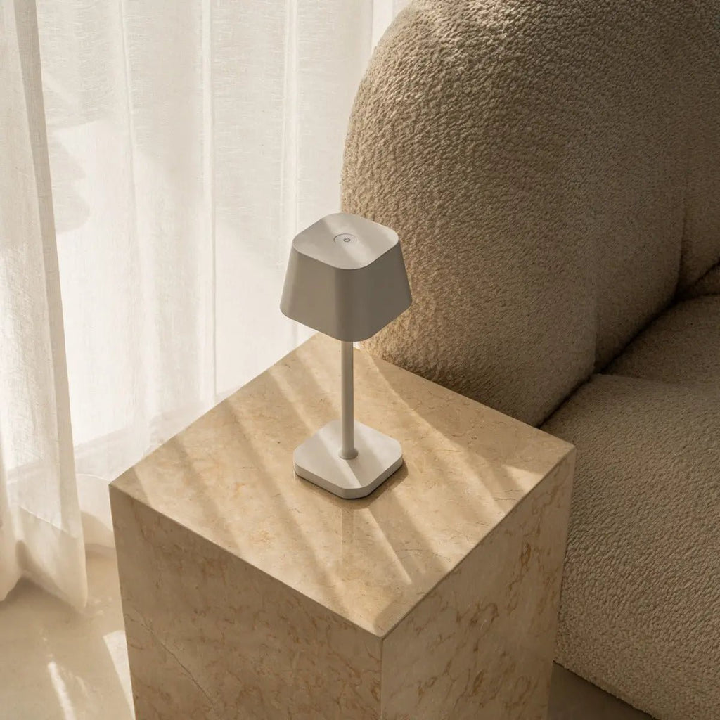 Lampe de table rechargeable Ava White – Éclairage élégant, sans fil et à intensité variable