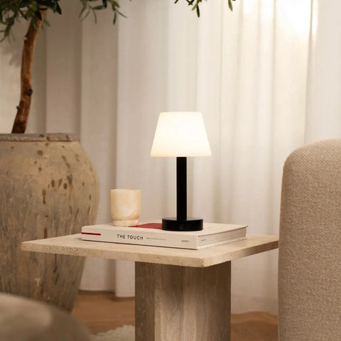 Lampe de table rechargeable en bois noir Zoë | Intensité variable et portable | Autonomie de la batterie de 80 heures