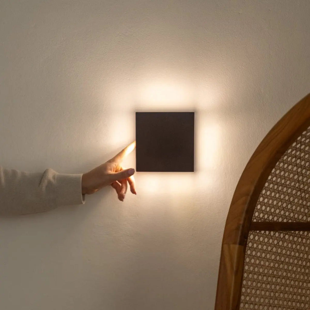 Applique murale sans fil noire Lane – Lampe en bois naturel rechargeable et variable