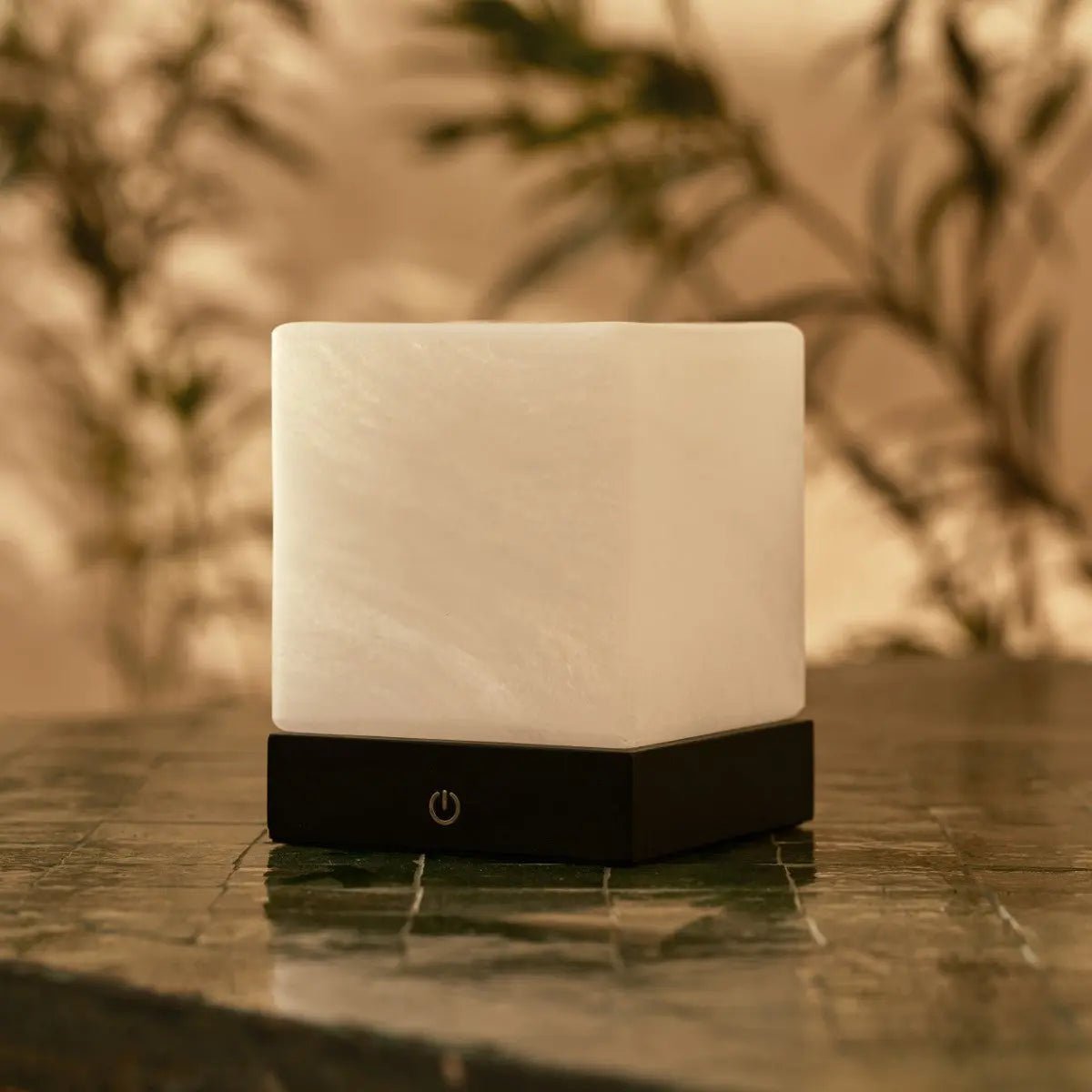 Lampe en bois sans fil noir "Yce" avec verre congelé - batterie rechargeable, dimmable, 100 heures