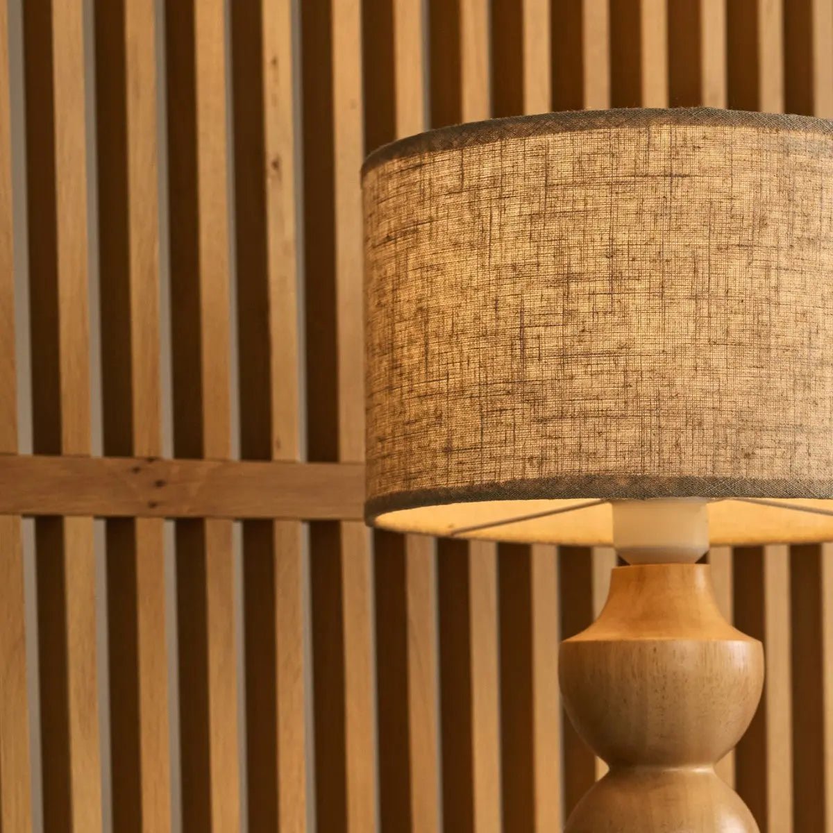 Lampe en bois brun clair Oliver avec une teinte beige | Conception géométrique élégante pour votre maison