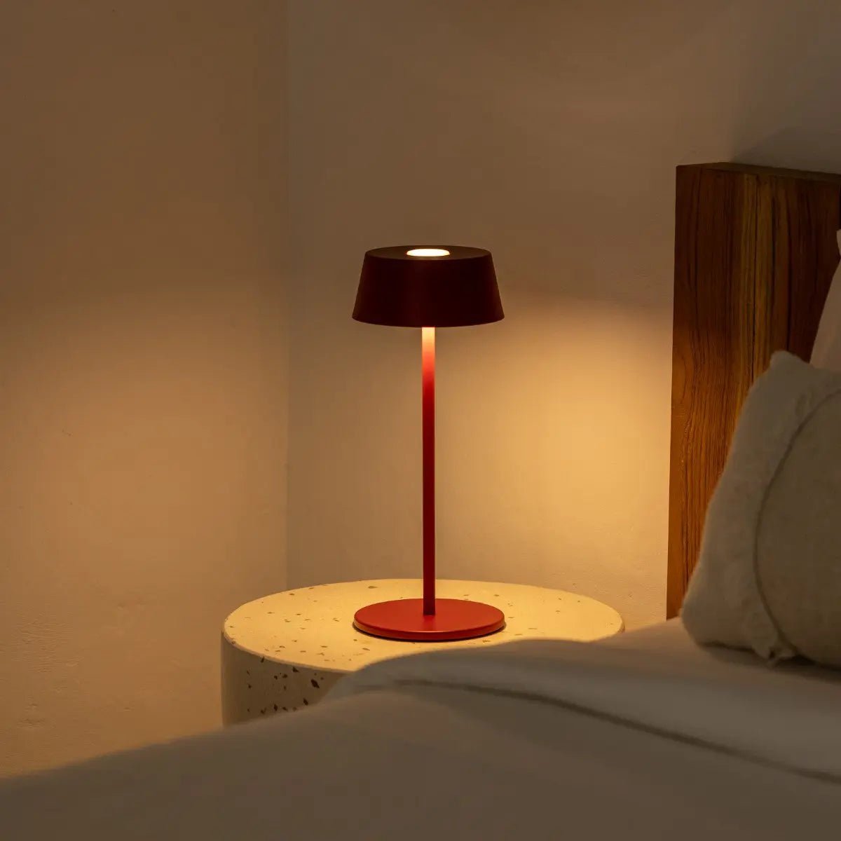 Lampe de table rechargeable en fer rouge Hugo Berry - Intensité variable, élégante et sans fil