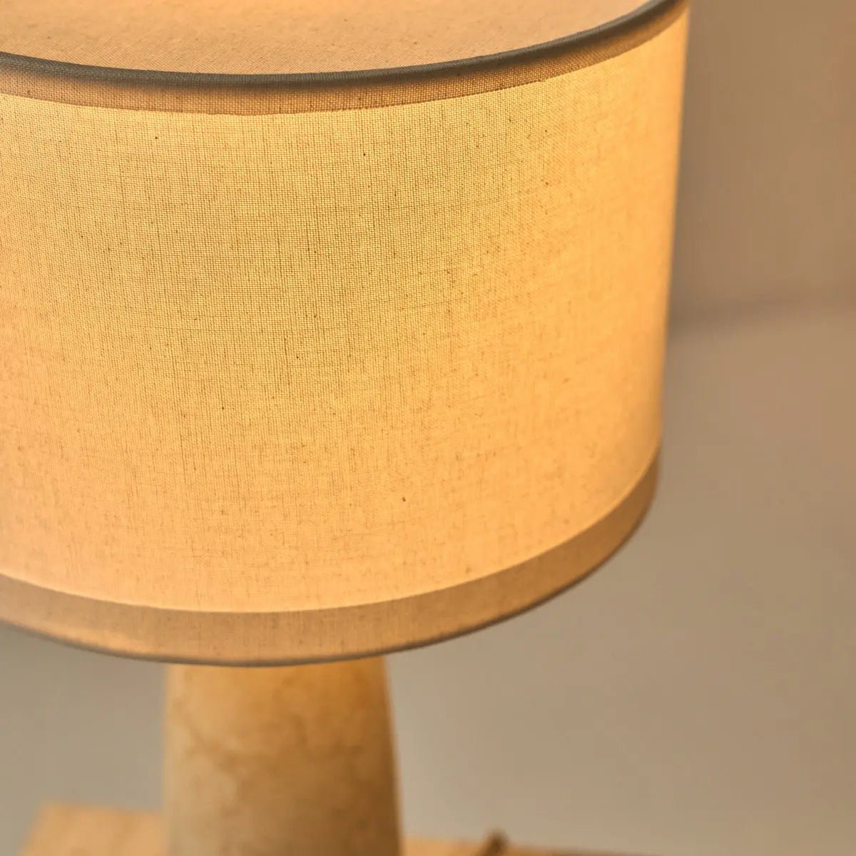 Lampe Charlotte en marbre avec abat-jour en coton – Éclairage élégant pour votre maison