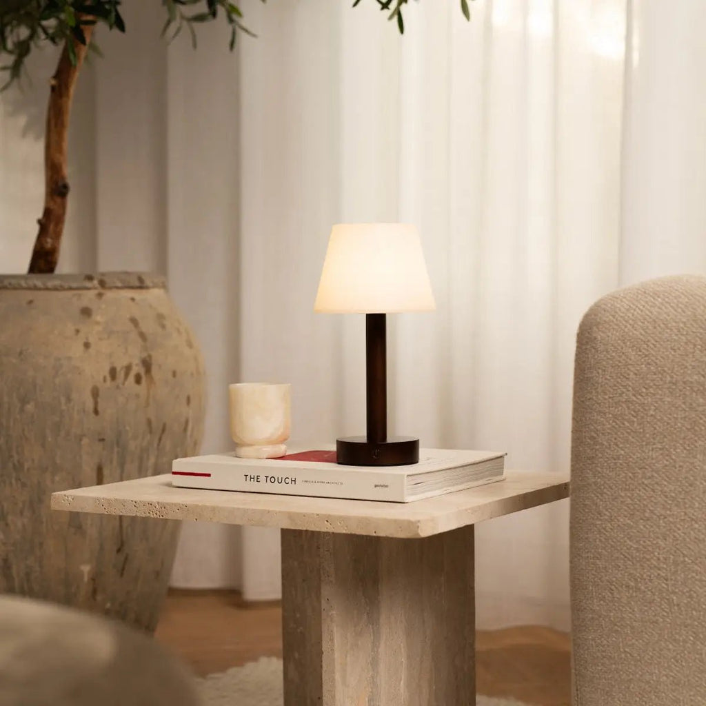 Lampe de table rechargeable en bois marron foncé "Zoë" | Intensité variable, USB-C, batterie de 80 heures