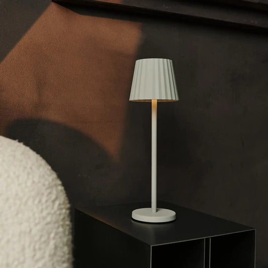 Maya Schadow Gris Grey Table Lampe en fer - lampe dimmable et 3 modes lumineux, rechargeable via la station de charge sans fil