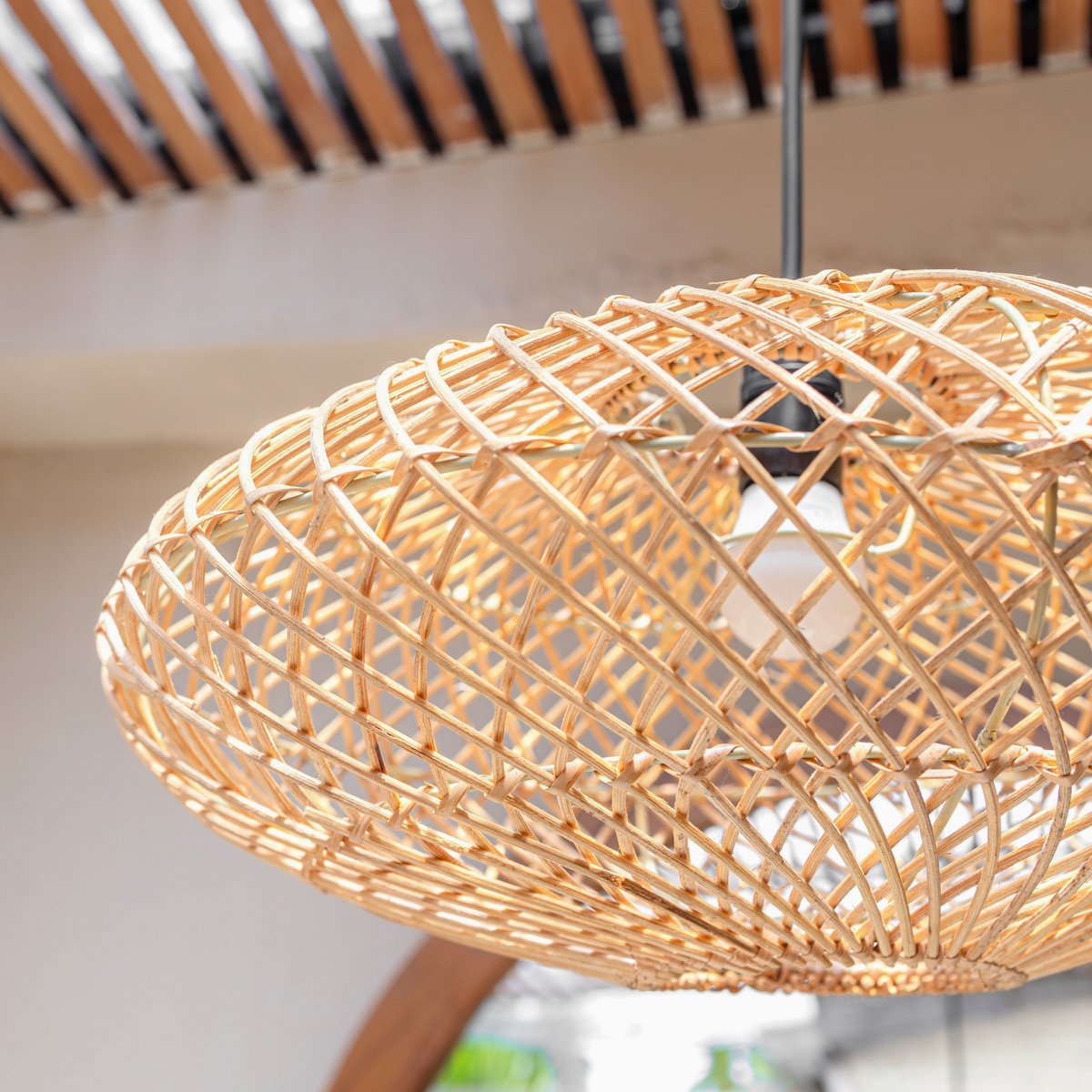Lampe plafonnier  en rotin abat-jour naturel.
