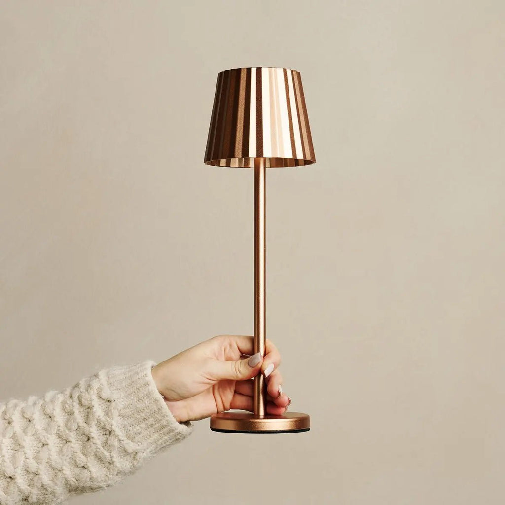 Lampe à table côtelée en cuivre maya en fer - lampe dimmable et 3 modes lumineux, rechargeable via la station de charge sans fil