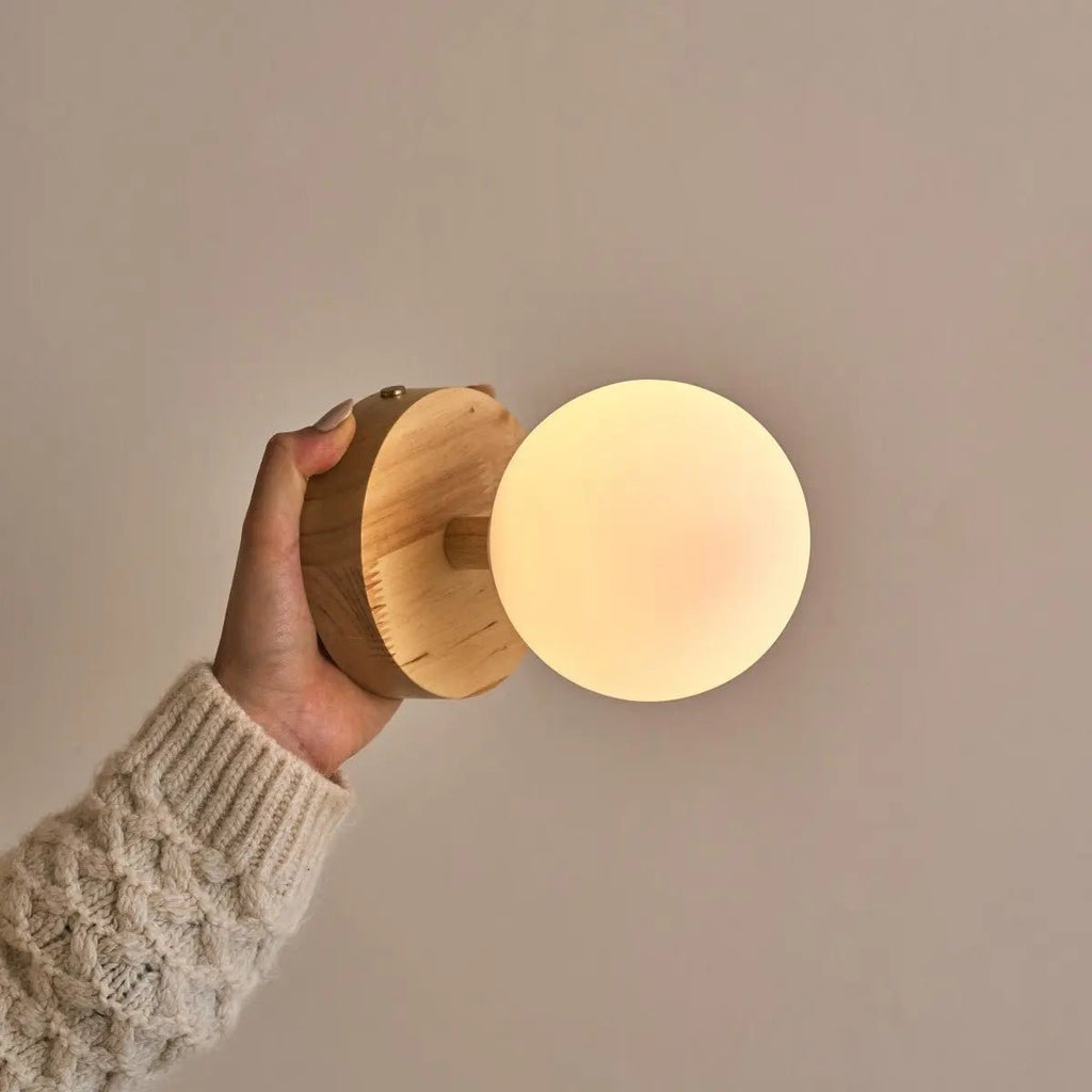 Richella Brown Light Wood & Glass Wall Light - Reccharteable et sans fil
