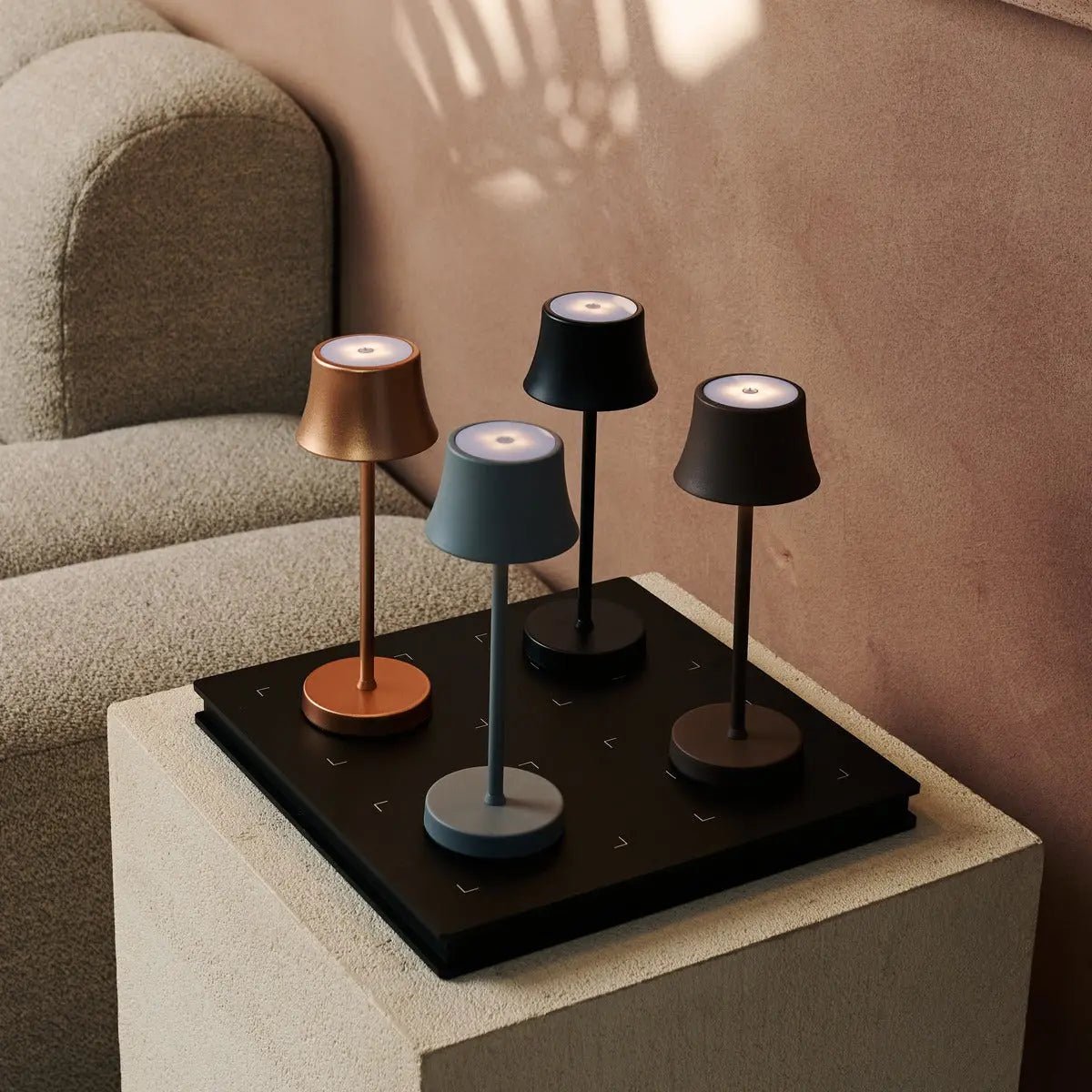 Mini Midnight Black Rechargeable Table Lampe - Charge sans fil, lampe dimmable et 3 couleurs claires