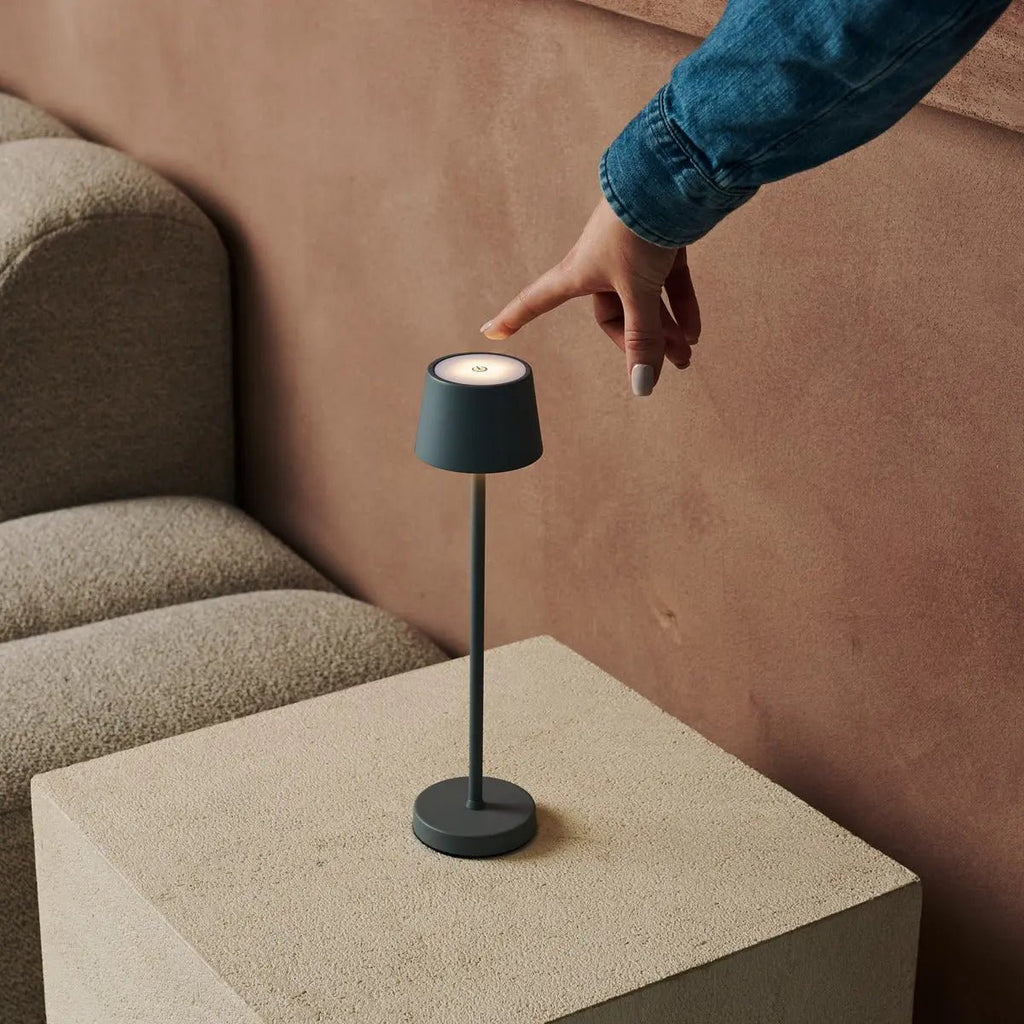 Ensemble combiné professionnel | 8 x lampes de table rechargeables Vondel Mini Mouse grises et 1 x station de recharge centrale