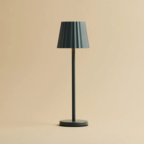 Lampe à table côtelée gris maya en fer en fer - lampe dimmable et 3 modes lumineux, rechargeable via la station de charge sans fil