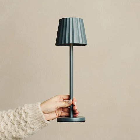 Lampe à table côtelée gris maya en fer en fer - lampe dimmable et 3 modes lumineux, rechargeable via la station de charge sans fil