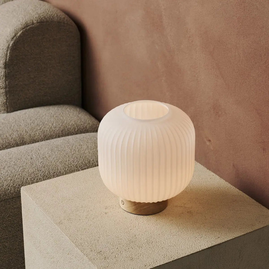 Lyla Lampe rechargeable unique - Verre givrée et base en bois, dimmable, 3 modes lumineux
