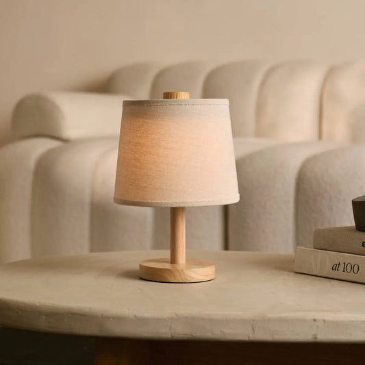 Lampe rechargeable en bois marron clair Rover | Sans fil, à intensité variable avec abat-jour en tissu