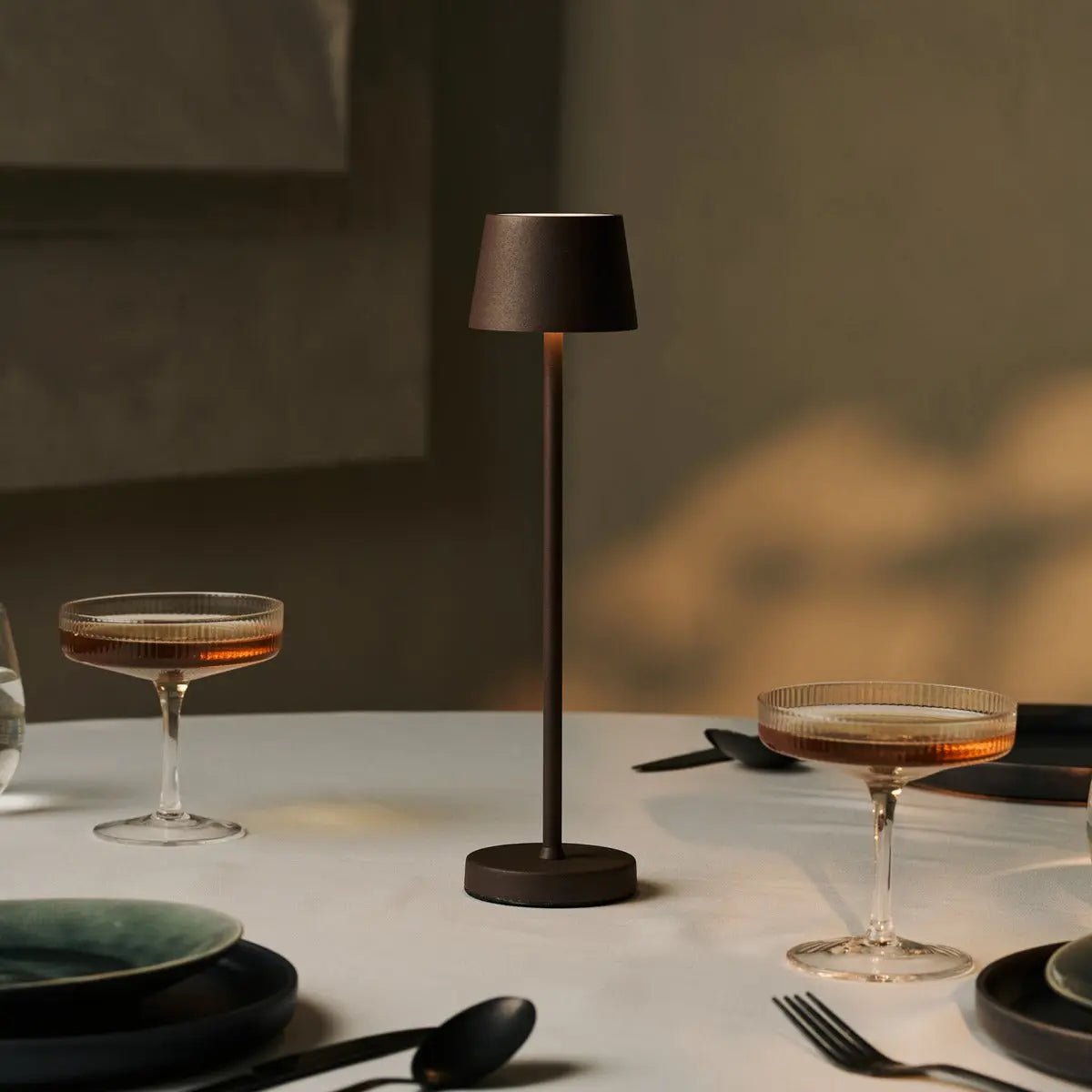Combi Set Professional - 8 X Vondel Mini Mocha Brown Brown Rechargeable Table Lampes et 1 X Station centrale Station de charge sans fil avec Q1-Technology - Parfait pour les restaurants, l'hospitalité et les hôtels